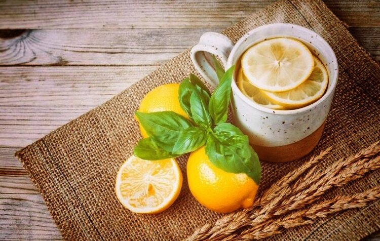فوائد شرب الليمون الساخن على معدة فارغة