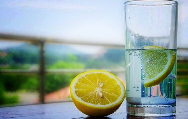 فوائد شرب الليمون علي الريق او معدة فارغة مع الماء الساخن 577