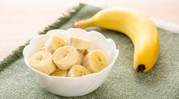 الوقاية من فرط بوتاسيوم الدم عن طريق التخلص من الأطعمة التي تحتوي على البوتاسيوم مثل الموز